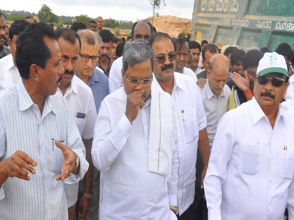 Chief Minister Siddaramaiah visits Mandur village for a first-hand experience of the garbage crisis, on Saturday. DH photo