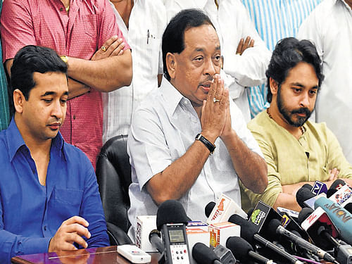 Congress leader Narayan Rane (Centre) with his sons Nitesh (L) and Nilesh during a press  conference in Mumbai on Tuesday. PTI