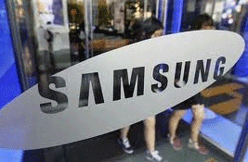 Samsung Electronics Co Ltd and Apple Inc said they had agreed to drop all patent litigation outside the United States, scaling down a protracted legal battle between the smartphone rivals. Reuters file photo