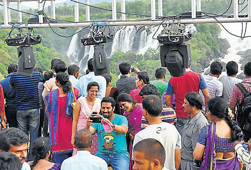 Tourists gather in large numbers to witness the colourful event, held at Bharachukki falls, Kollegal taluk, Chamarajanagar district, on Saturday. DH PHOTO