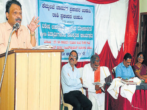 Kannada Book Authority President Banjagere Jayaprakash speaks at a book release function at Udupi on Saturday. DH photo
