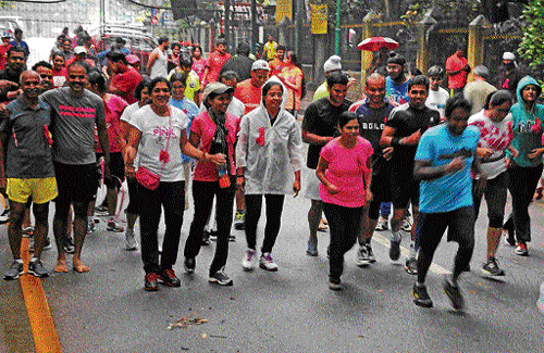 Participants run despite the rain.
