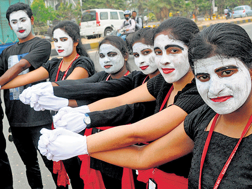 for the women Students of New Horizon College of  Engineering form a human chain to create awareness on womens' safety on the eve of International Women's Day  in the City on Saturday. DH PHOTO