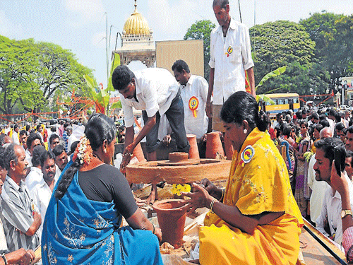 Kumbaras demonstrate pottery during the procession taken out as part of Santha Kavi  Sarvajna jayanti organised, in Mysuru, on Monday. dh photo