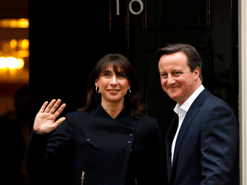 Britain's Prime Minister David Cameron and his wife Samantha return to 10 Downing Street after Britain's general election, in London, May 8, 2015. Cameron's Conservatives are set to govern Britain for another five years after an unexpectedly strong showing, but may have to grapple with renewed calls for Scottish independence after nationalists surged. REUTERS Photo