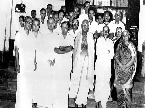 (First row, from left) EN&#8200;Sitaraman, Maddur Krishnamurthy, (fourth) TS&#8200;Valleesan, TS&#8200;Balakrishna Shastry, (seventh)  Poornima. (Second row, second from left) N&#8200;Krishnamurthy, Damodharan, (fourth) Narasimhachar, Sampath. (Third row, standing behind N Krishnamurthy) the author.