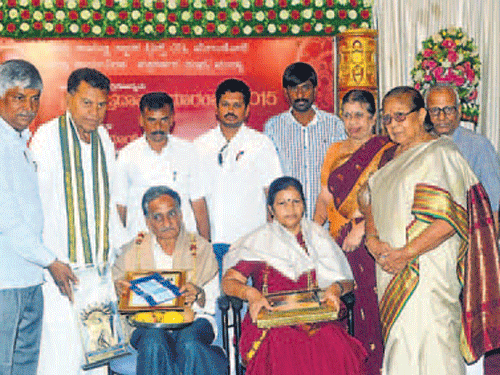 Journalist Sanath Kumar Belagali being presented Khadri Shamanna Award at Mandya, on Saturday. DH PHOTO