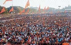 A mammoth gathering at the Hindu Yuva Samavesha held in Nehru Maidan in Mangalore on Sunday. DH photo