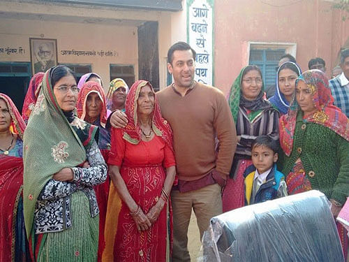 Salman Khan with Mandwa Villagers during the shooting of Bajrangi Bhaijaan. Screen Grab