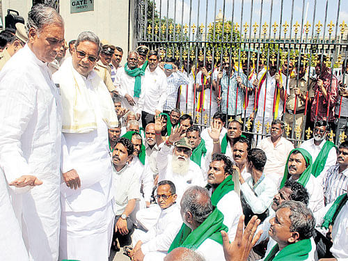 Agitation time: Chief Minister Siddaramaiah and former minister Basavaraja Horatti interact with farmers who staged protests in front of the Vidhana Soudha, in Bengaluru on Sunday. Farmers from North Karnataka try to enter the Vidhana Soudha premises. DH&#8200;Photo/KPN