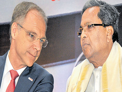 Steffen Berns, President of Bosch Group India and MD, Bosch, interacts with CM Siddaramaiah at the inauguration. DH&#8200;Photo