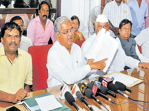 Former Minister Govind Karjol addresses a press conference at Government Guest House in Mysuru on Thursday. Ex-MLC Siddaraju, former ministers Revu Naik Belamagi,  M Shivannna and ex-chairman of Karnataka Exhibition Authority R Raghu are seen. DH Photo