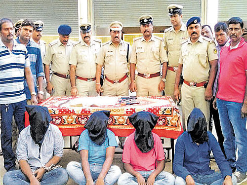 The police arrested four men who reportedly kidnapped a techie, and recovered Rs 1.20 lakh in cash and a fake revolver from them. DH photo