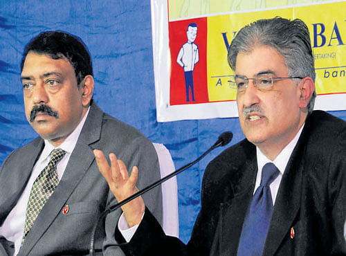 Vijaya Bank Managing Director and CEO Kishore Sansi (right) announces Vijaya Banks' second quarter results for FY2015-16. Executive Director B S RamaRao (left) is also seen. DH PHOTO