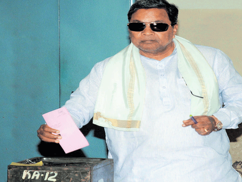 Chief Minister Siddaramaiah casts his vote at the  Mysuru City Corporation. DH PHOTO