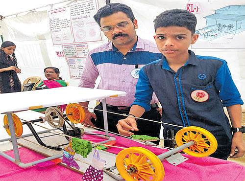 The automatic cloth puller developed by a student from Kerala on display at the Southern India Science Fair-2016, which began in Bengaluru on Tuesday. DH PHOTO