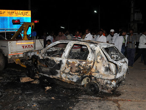 The car that was set ablaze by mob, after it rammed three bikers and killed a women pedestrian. DH Photo