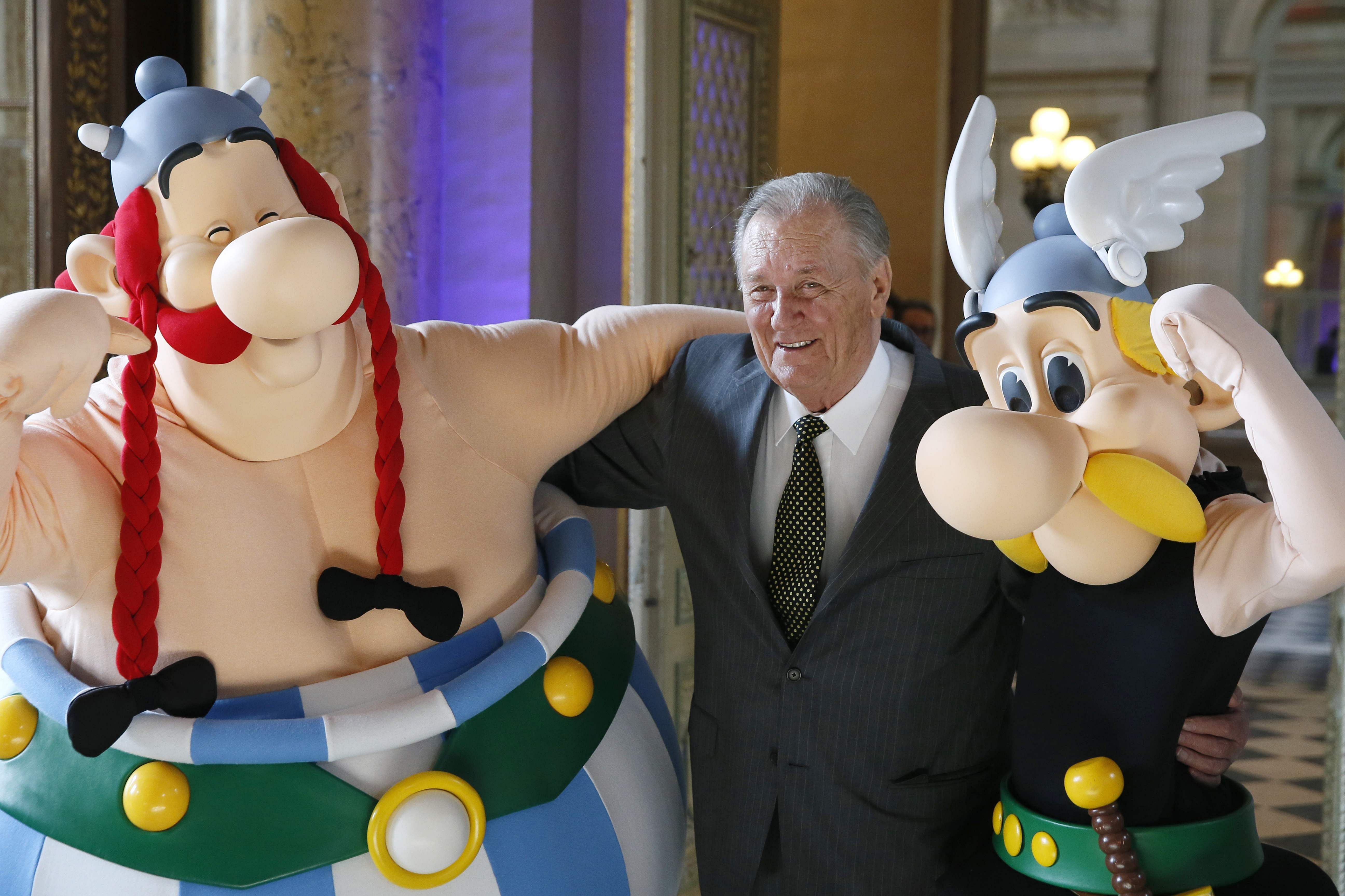 French cartoon artist Albert Uderzo poses with people dressed as Asterix and Obelix. PHOTO: AFP