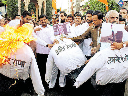 Shiv Sena activists burn the effigies of terrorist David  Coleman Headley, Tahawwur Hussain Rana and  Lashkar-e-Toiba in Thane. PTI