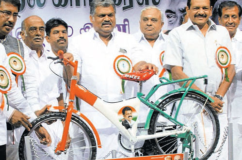 Tamil Maanila Congress chief G K Vasan (centre) with a cycle, which was the party's previous symbol. DH&#8200;Photo