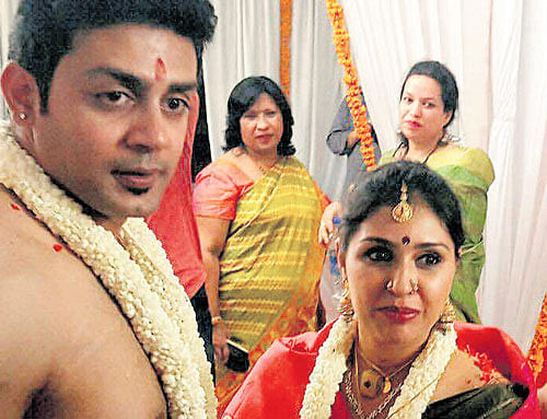 Model-cum-actor Raghu Mukherjee ties the knot with  actress Anu Prabhakar in the city on Monday. DH Photo