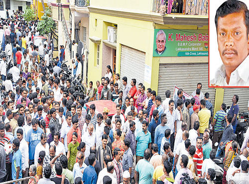 A large crowd gathers outside the Bengaluru home of corporator Mahesh Babu, who was killed in an accident on the Bengaluru-Mysuru highway near Srirangapatna,Mandya district, on Sunday. DH photo