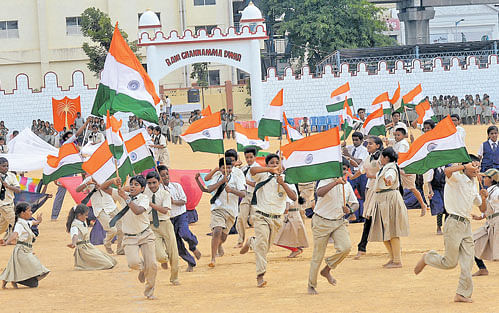Children rehearse for the Independence Day programme at Manekshaw Parade Ground in  Bengaluru on Thursday. dh Photo