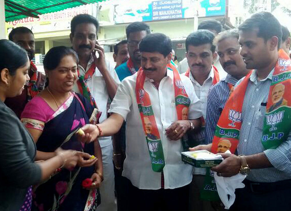 BJP MLA Y A Narayanaswamy and his supporters distribute sweets and roses in Hebbal to mark Sambhram Diwas. DH&#8200;photos