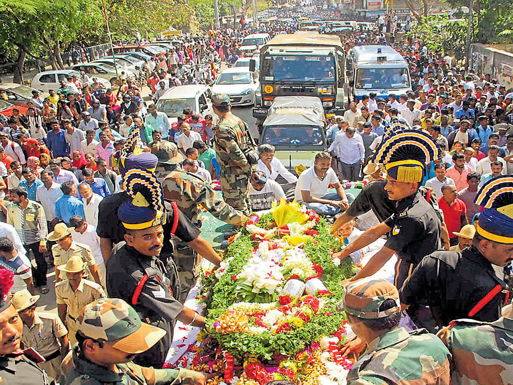A large number of people take part in the funeral procession of soldier D P Sandeep Kumar, in Hassan, on Wednesday. DH Photo