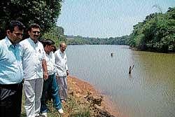 inspection: CMC President P D Ponnappa, Commissioner K Srikanthrao visited Kootuhole which supplies water to   Madikeri. dh photo
