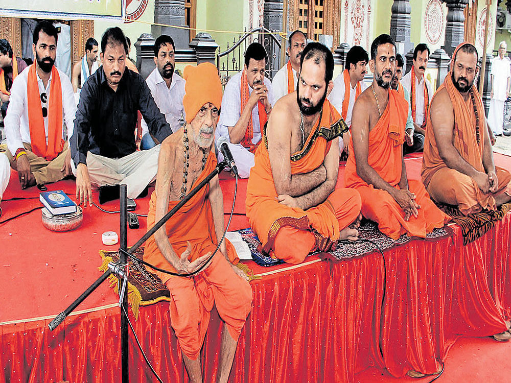 Paryaya Sri Pejawar mutt seer Sri Vishwesha Theertha Swami addressing a gathering at the day-long hunger strike in Udupi on Sunday. DH photo