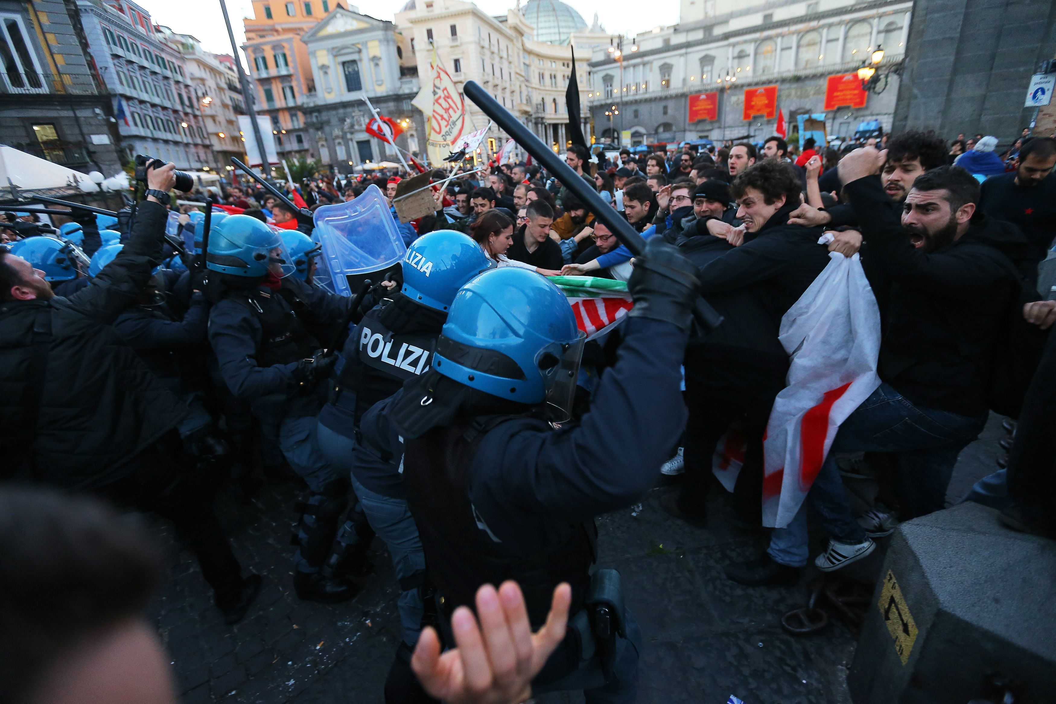  Protesters against the Italian Interior minister and deputy prime minister clash with riot police in downtown Naples. (AFP File Photo)