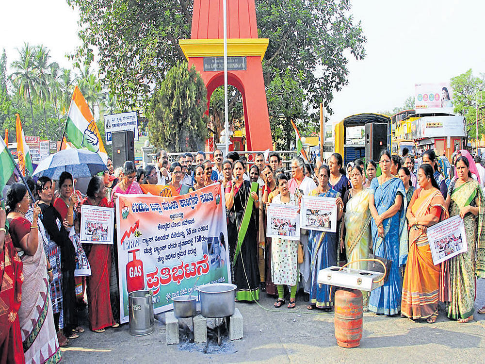 Members of District Mahila Congress Committee stage a protest in front of Clock Tower  in Udupi on Thursday. DH photo