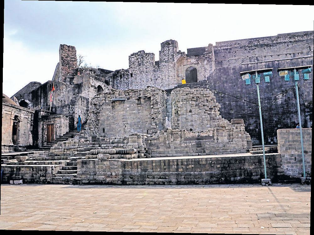 of what remains Ruins of the palace near Ambika Mandir within the fort.