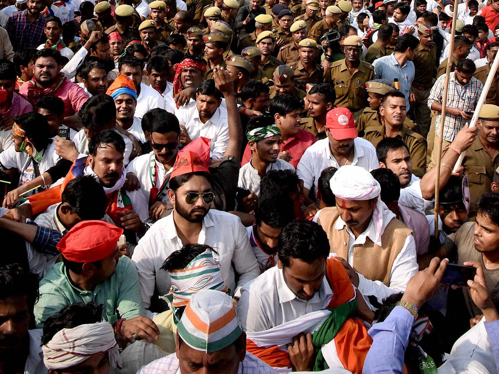 Volunteers fan out across Varanasi for SP-Cong alliance