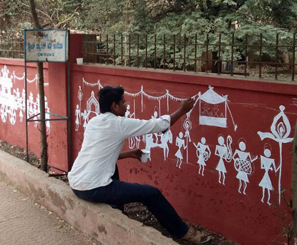 Art initiative: Painting was one of the activities organised in Dharwad to make the city look clean and tidy. PHOTOS BY: Author