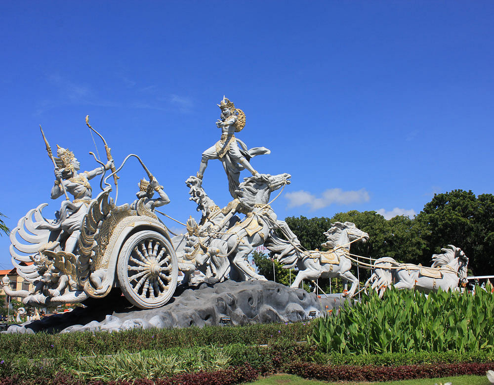 White wonder: A sculpture of Ghatotkacha fighting Karna at Denpasar. Photos by author