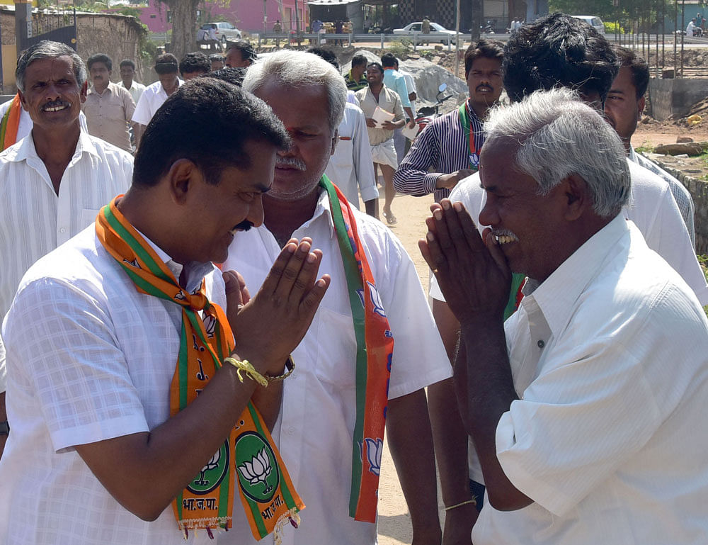 BJP&#8200;contestant C&#8200;S&#8200;Niranjankumar seeks votes in Terakanambi Hundi village in Gundlupet taluk. DH Photo