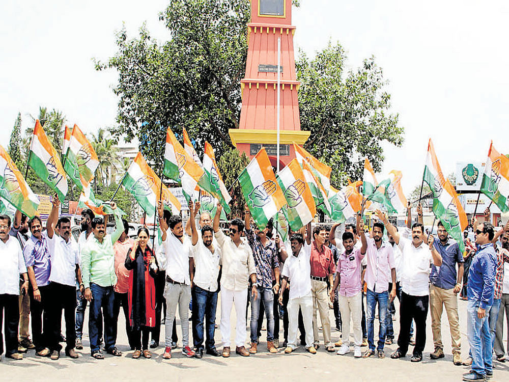 Congress party workers celebrate the victory of the party in Nanjangud and Gundlupet bypolls in Udupi on Thursday. DH photo