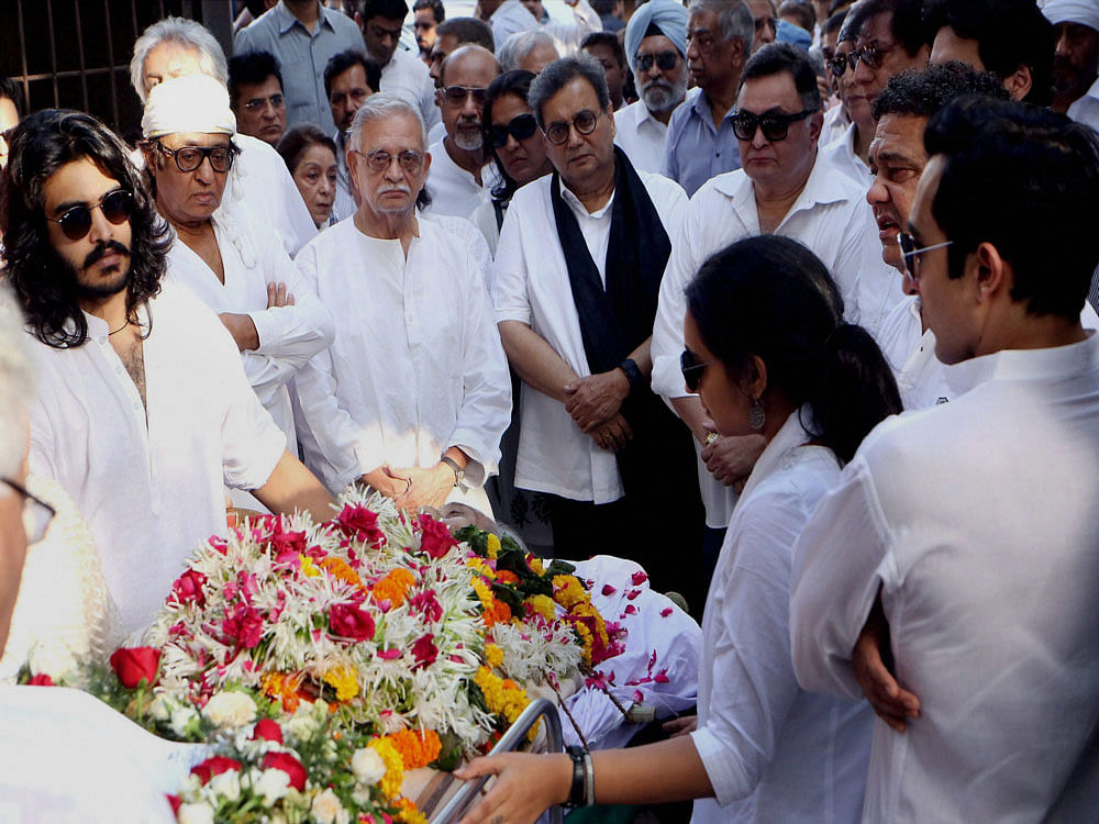 Vinod Khannas son Rahul and Sakshi Khanna and relatives and friends during the funeral of Late Vinod Khanna in Mumbai on Thursday. Khanna, 70, passed away at a hospital after a prolonged illness. PTI Photo