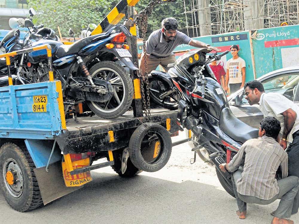 Going by the rate of fine collection, the traffic police could earn well over Rs 18 crore as towing charges by end of this year. DH File Photo