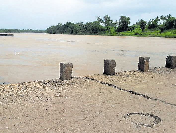 Water level in the River Krishna has increased at Kallol village in Chikkodi taluk in Belagavi district on Thursday. DH image