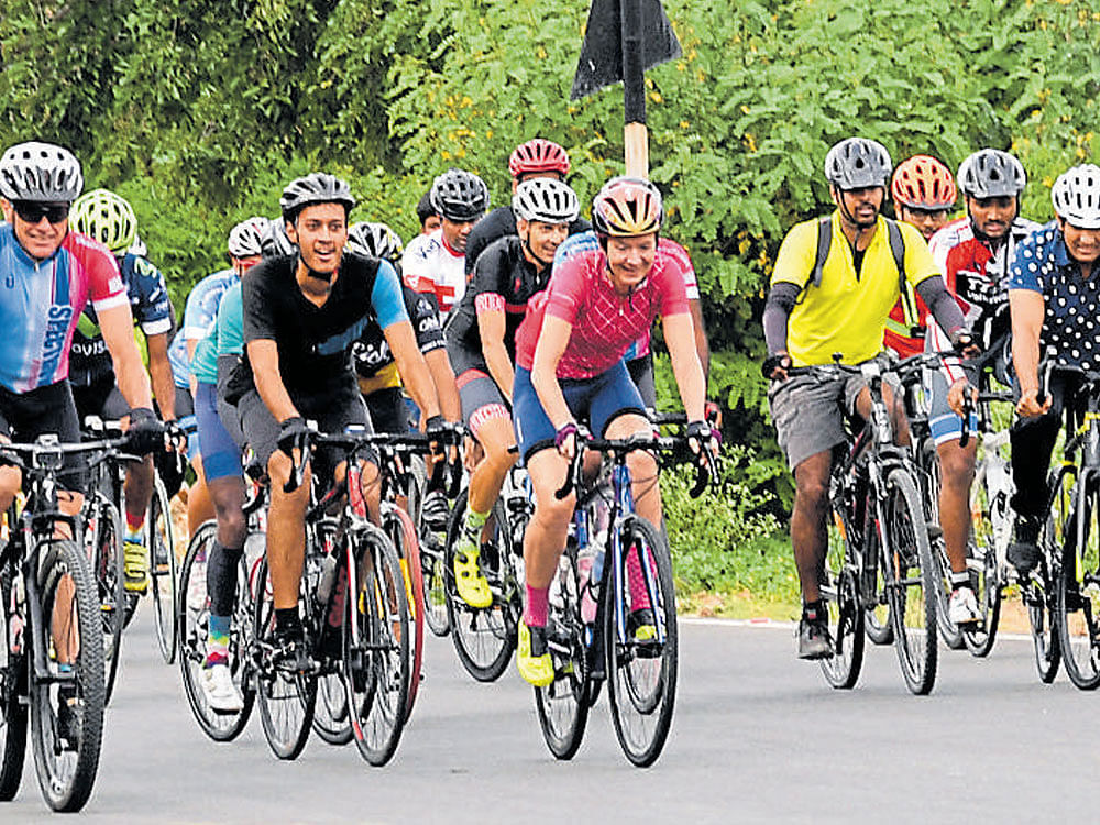 Cycling enthusiasts ride from Bengaluru to Nandi Hills in Chikkaballapur district on Saturday, as part of an initiative to make it an eco-friendly destination. MLA of Chikkaballapur Dr K Sudhakar participated in the event. dh photo