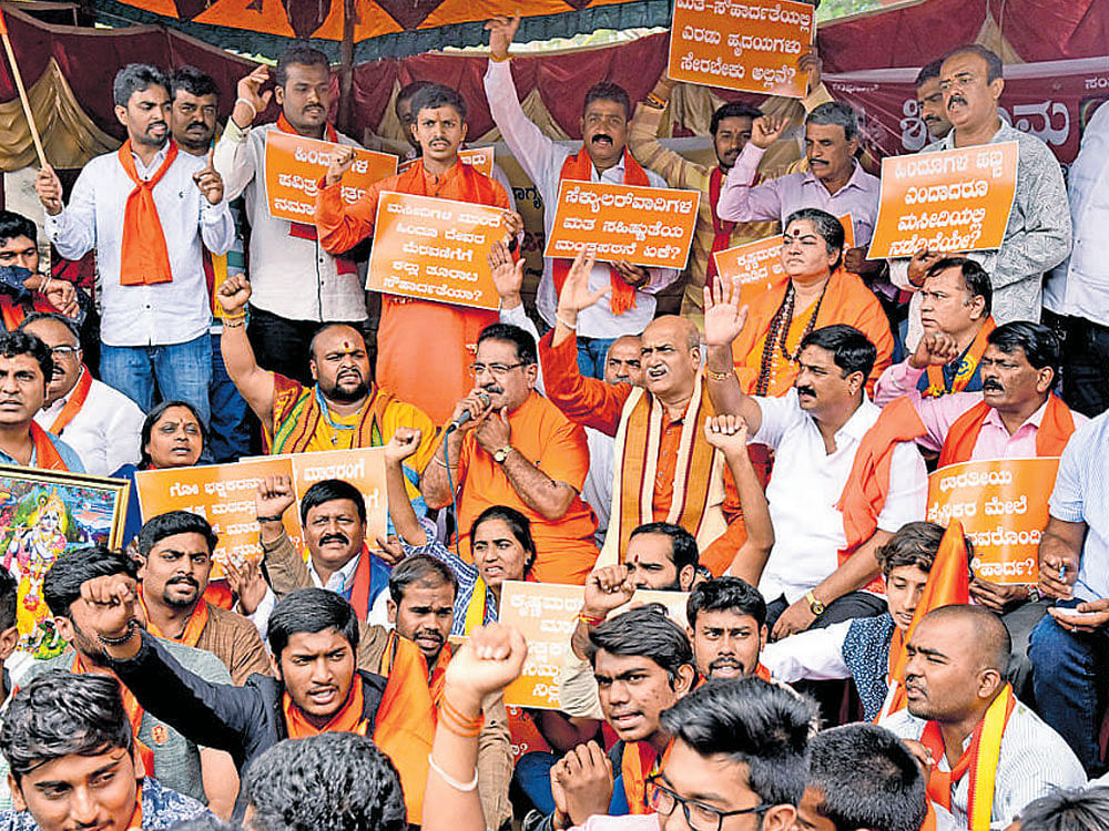 Members of Sri Ram Sene stage a protest under the leadership of their national president Pramod Muthalik in  Bengaluru on Sunday. dh Photo