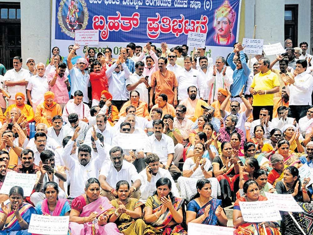 Shanthaveera Swami of Kolada Mutt and Mahanthalinga Shivacharya Swami of Vibhuthipura Mutt lead the protest against Mate Mahadevi in Bengaluru on Tuesday. DH&#8200;photo