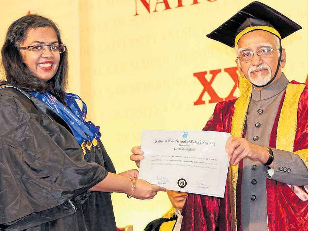 Vice President M Hamid Ansari presents the certificate to Shruthi Ashok, who bagged 16 gold medals, during the  convocation. DH&#8200;Photo