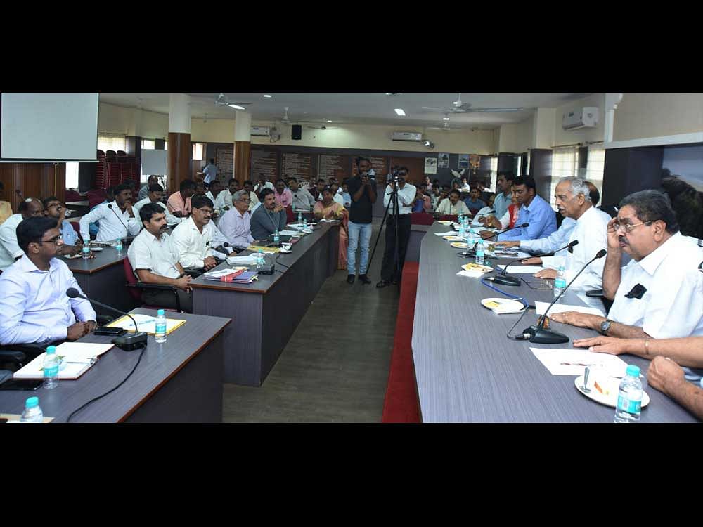 Revenue Minister Kagodu Thimmappa presides over the meeting held at deputy commissioner's office in Mangaluru on Thursday. District In-charge Minister&#8200;B&#8200;Ramanath Rai, Deputy Commissioners Dr K&#8200;G&#8200;Jagadeesha and Priyanka Mary Francis (Udupi) and Additional Deputy Commissioner Kumar are seen. dh photo