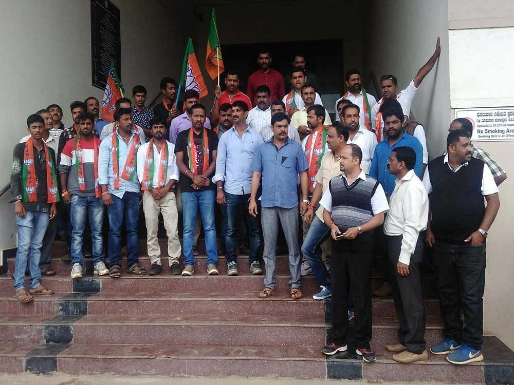 Madikeri City BJP Yuva Morcha workers conduct a protest in Madikeri on Thursday. dh photo