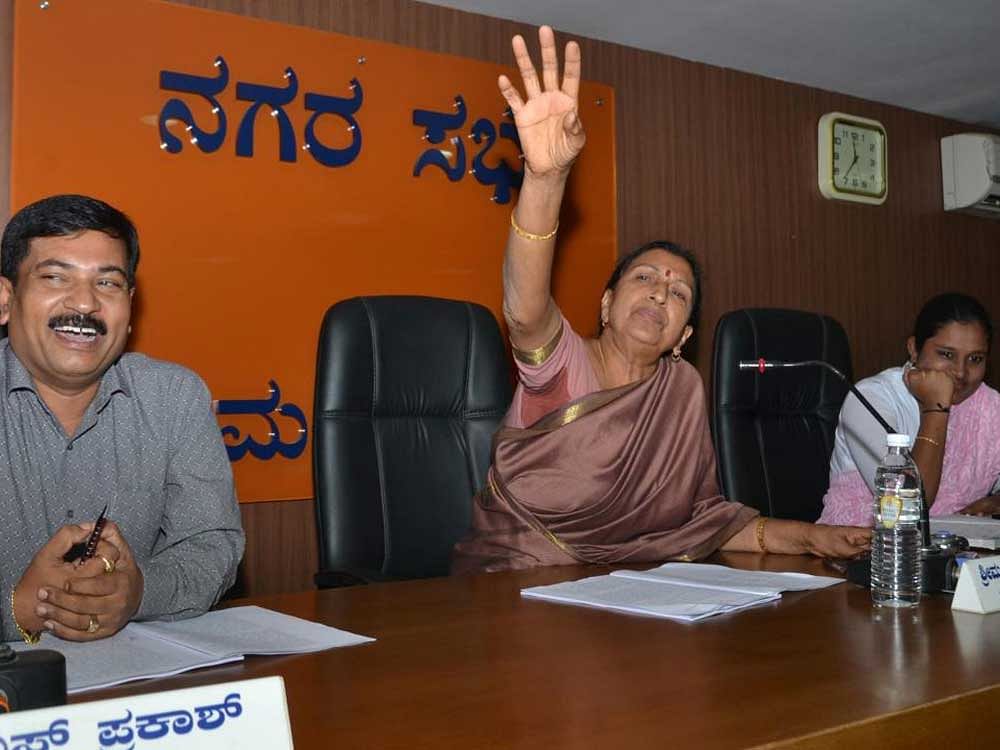 CMC&#8200;President Kaveramma Somanna tries to pacify aggrieved councillors during the meeting held in Madikeri on Thursday. DH photo.
