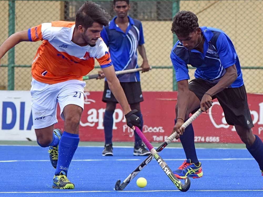 No way past: MJSA's Veera Thamizhan (right) tries to get past ONGC's Hartaj Singh during their clash. DH photo
